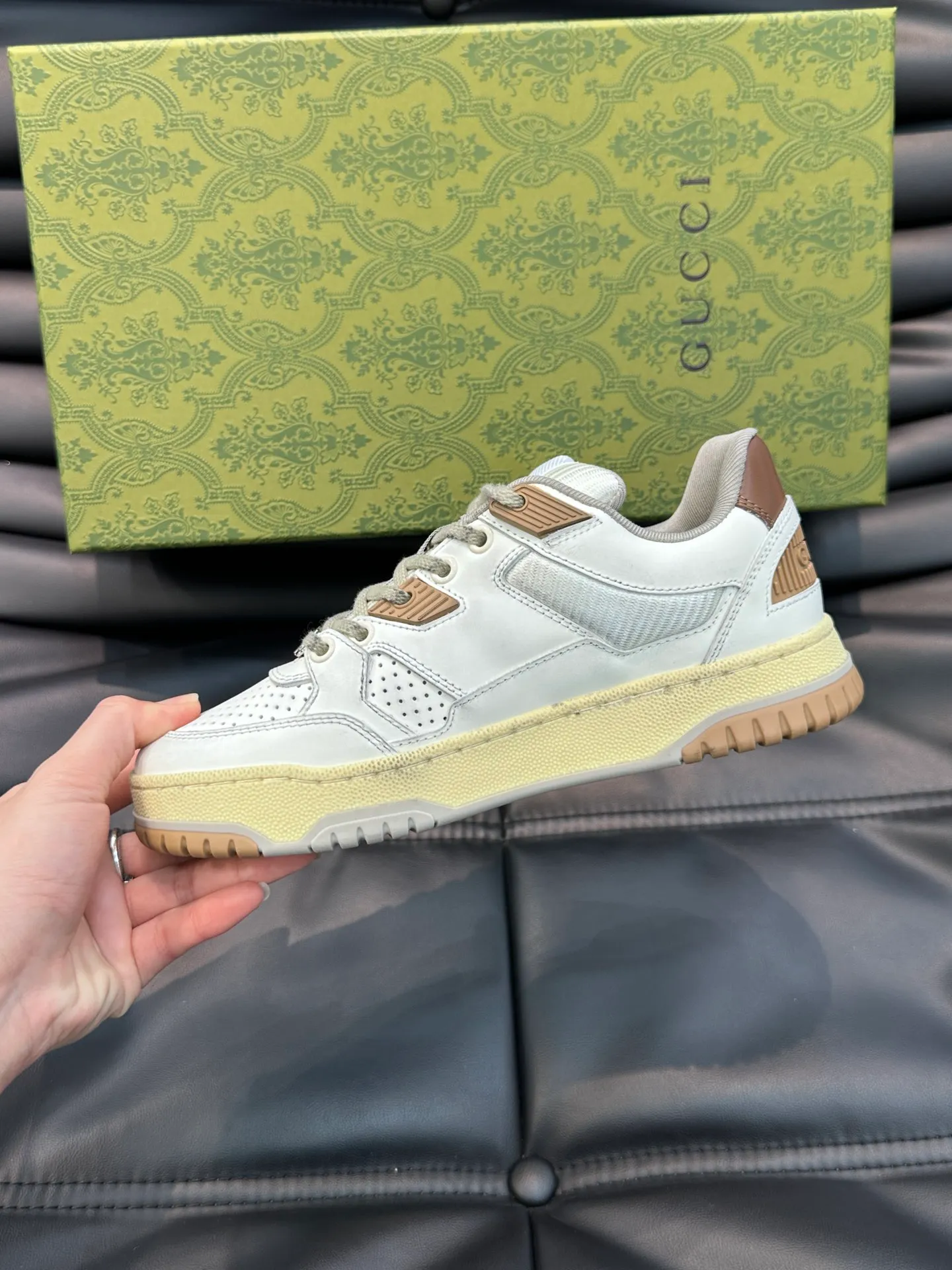 Men's Men's Shoes 💰p520 "GUCC*" Gucci's new couple's 👫 distressed effect sneakers. This low-top sneaker adopts a basketball-style silhouette design and cleverly incorporates hollow panels and distressed effects, showing its unique ingenuity. The ingenuity incorporates brand logo details such as interlocking Double G styling accessories and Gucci lettering, a low-key tribute to the brand's design heritage. A rubber non-slip outsole, inlays and embossed sole give the entire design a contemporary feel. Size: 35-45